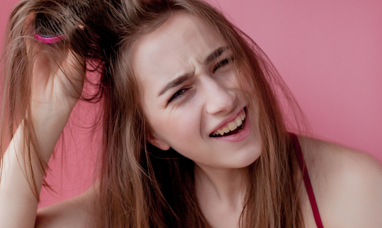 Deine Haare fühlen sich wachsig an? Das solltest du sofort tun!